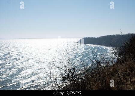 Vista di una baia nel Mar Baltico che si gorga alla luce del sole Foto Stock