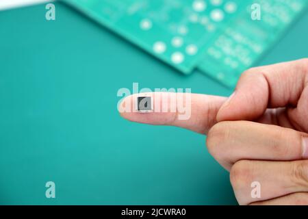 BINZHOU, CINA - 16 GIUGNO 2022 - Un tecnico mostra un chip controller utilizzato nella produzione di schede a circuito integrato presso Black Dot Electro Foto Stock