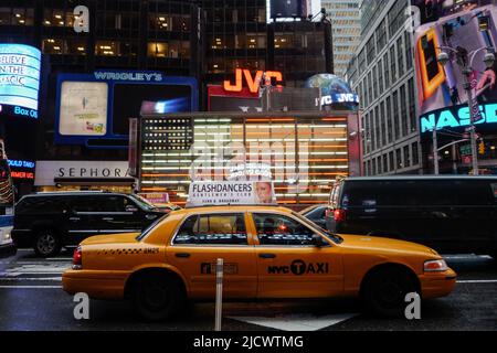 Taxi giallo a Times Square, Manhattan, New York City Foto Stock
