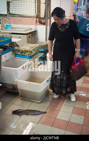 03.02.2018, Singapore, Repubblica di Singapore, Asia - una donna negozio di pesce fresco al famoso mercato umido di Chinatown situato nel complesso di Chinatown. Foto Stock