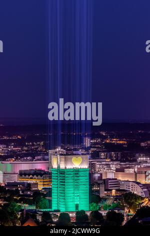 Londra. REGNO UNITO. 14th giugno 2022. Illuminazioni verdi sulla Grenfell Tower e i blocchi circostanti su Edwards Woods e Silchester case a North Kensington per segnare 5 anni dal disastro. Ci sono 72 faretti che brillano dalla cima della torre in ricordo delle 72 vite perse. Fotografato sopra da Zute Lightfoot / ACAVA spara Foto Stock