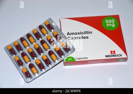 Una scatola di 21, giallo & Borgogna 500mg Penicillin/antibiotico Amoxicillin Capsule fatto da Medreich prescritto per un'infezione batterica, Inghilterra, Regno Unito. Foto Stock