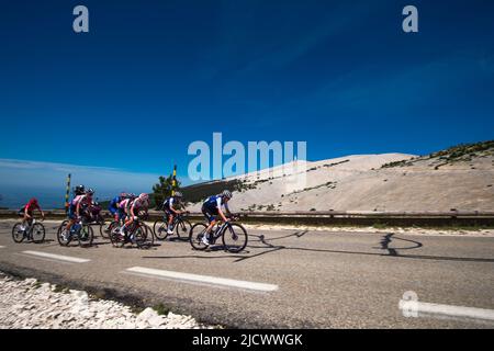 Bedoin, Francia. 14th giugno 2022. Un pelotone in azione a tre chilometri dal traguardo. Martedì 14 giugno 2022 si è svolta la prima edizione del Mont Ventoux Dénivelé Challenge Femmes (categoria WE 1,2) tra Vaison-la-Romaine e Mont Ventoux su una distanza di 98 chilometri. L’italiano Marta cavalli (FDJ-Nouvelle Aquitaine-Futuroscope) ha percorso i 98 km in 3h19mn01s davanti a Clara Koppenburg (Cofidis Women Team) che ha concluso secondo ed evita Muzic (FDJ-Nouvelle Aquitaine-Futuroscope), terzo. Credit: SOPA Images Limited/Alamy Live News Foto Stock