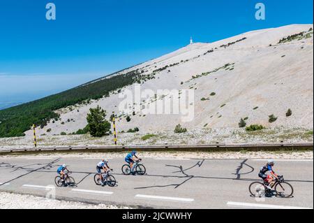 Bedoin, Francia. 14th giugno 2022. Laura Van Ramshorst (Team WV Schijndel) in ction davanti ad un gruppo a tre chilometri dal traguardo. Martedì 14 giugno 2022 si è svolta la prima edizione del Mont Ventoux Dénivelé Challenge Femmes (categoria WE 1,2) tra Vaison-la-Romaine e Mont Ventoux su una distanza di 98 chilometri. L’italiano Marta cavalli (FDJ-Nouvelle Aquitaine-Futuroscope) ha percorso i 98 km in 3h19mn01s davanti a Clara Koppenburg (Cofidis Women Team) che ha concluso secondo ed evita Muzic (FDJ-Nouvelle Aquitaine-Futuroscope), terzo. Credit: SOPA Images Limited/Alamy Live News Foto Stock