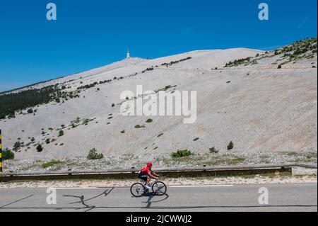 Bedoin, Francia. 14th giugno 2022. Amandine Fouquenet (Team Arkea Pro Cycling) in azione a tre chilometri dal traguardo. Martedì 14 giugno 2022 si è svolta la prima edizione del Mont Ventoux Dénivelé Challenge Femmes (categoria WE 1,2) tra Vaison-la-Romaine e Mont Ventoux su una distanza di 98 chilometri. L’italiano Marta cavalli (FDJ-Nouvelle Aquitaine-Futuroscope) ha percorso i 98 km in 3h19mn01s davanti a Clara Koppenburg (Cofidis Women Team) che ha concluso secondo ed evita Muzic (FDJ-Nouvelle Aquitaine-Futuroscope), terzo. Credit: SOPA Images Limited/Alamy Live News Foto Stock