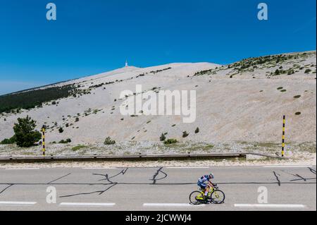 Bedoin, Francia. 14th giugno 2022. Victoire Joncheray (team France) in azione a tre chilometri dal traguardo. Martedì 14 giugno 2022 si è svolta la prima edizione del Mont Ventoux Dénivelé Challenge Femmes (categoria WE 1,2) tra Vaison-la-Romaine e Mont Ventoux su una distanza di 98 chilometri. L’italiano Marta cavalli (FDJ-Nouvelle Aquitaine-Futuroscope) ha percorso i 98 km in 3h19mn01s davanti a Clara Koppenburg (Cofidis Women Team) che ha concluso secondo ed evita Muzic (FDJ-Nouvelle Aquitaine-Futuroscope), terzo. Credit: SOPA Images Limited/Alamy Live News Foto Stock