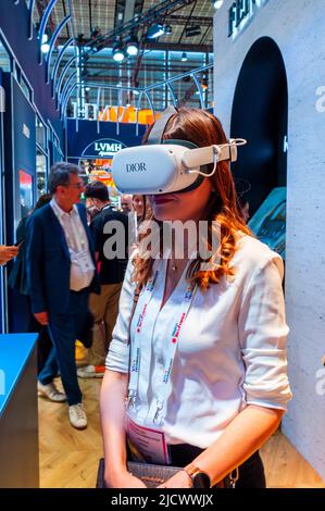 Parigi, Francia, viva Technology Trade Show, azienda francese, LVMH, marchio Dior, realtà virtuale, mostra, donna che prova gli occhiali Vison per la realtà virtuale con donne che guardano in divertimento, Viva Tech, shopping in futuro Foto Stock