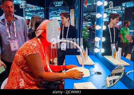 Parigi, Francia, viva Technology Trade Show, azienda francese, LVMH, Dior Brand, Woman with Face in Machine to Analyze skin type, Electronic face analysis of skin by artificial intelligence, Exhibit, Viva Tech Foto Stock