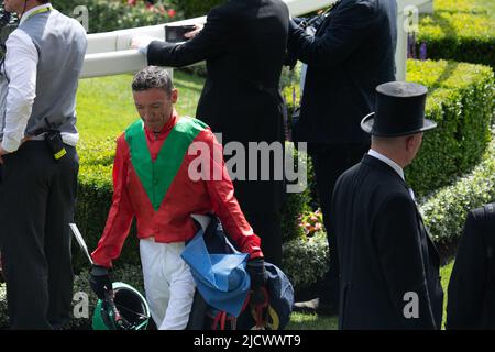 Ascot, Berkshire, Regno Unito. 15th giugno 2022. Jockey Frankie Dettori. Era un'altra bella giornata di sole caldo oggi, come gli automobilisti hanno goduto di guardare la corsa dei cavalli al Royal Ascot. Credit: Maureen McLean/Alamy Live News Foto Stock