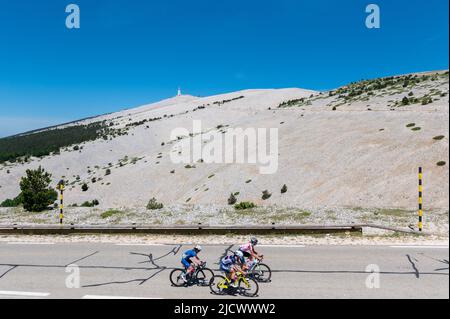 Da L a R: Ella Harris (team Canyon SRAM), Margaux Vigié (Team France), Olivia Bent (team Awol o'shea) in azione a tre chilometri dal traguardo. Martedì 14 giugno 2022 si è svolta la prima edizione del Mont Ventoux Dénivelé Challenge Femmes (categoria WE 1,2) tra Vaison-la-Romaine e Mont Ventoux su una distanza di 98 chilometri. L’italiano Marta cavalli (FDJ-Nouvelle Aquitaine-Futuroscope) ha percorso i 98 km in 3h19mn01s davanti a Clara Koppenburg (Cofidis Women Team) che ha concluso secondo ed evita Muzic (FDJ-Nouvelle Aquitaine-Futuroscope), terzo. (Foto di Laurent Coust / Foto Stock