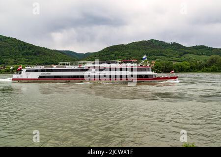 DURNSTEIN, AUSTRIA - 13 MAGGIO 2019: Questa è la barca da diporto Dürnstein sul Danubio. Foto Stock