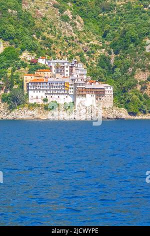 Primo piano del monastero ortodosso Agia Grigoriou sul Monte Athos, Agion Oros, montagna Santa, Halkidiki, Grecia. Vista dal mare Foto Stock