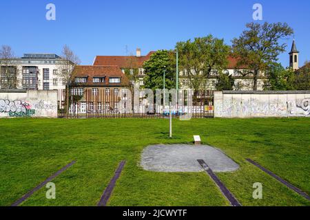 Il Memoriale del Muro di Berlino su Bernauer Strasse con una sezione lunga 60 metri dell'ex confine, Berlino, Germania, 2.5.22 Foto Stock