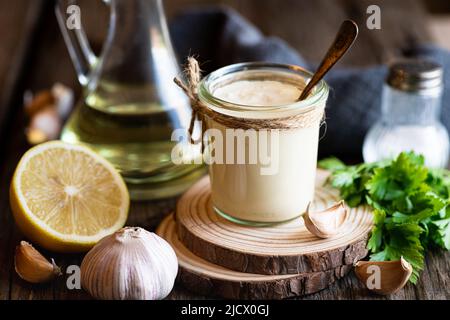 Salsa di aioli in un vaso di vetro Foto Stock