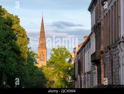 Guglia dell'ex chiesa parrocchiale di KelvInside, ora centro culturale Oran Mor. Sulla destra, le proprietà terrazza nel West End della città. Fotografato a. Foto Stock