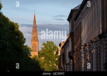 Guglia dell'ex chiesa parrocchiale di KelvInside, ora centro culturale Oran Mor. Sulla destra, le proprietà terrazza nel West End della città. Fotografato a. Foto Stock