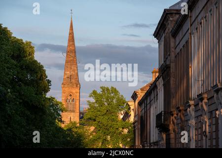 Guglia dell'ex chiesa parrocchiale di KelvInside, ora centro culturale Oran Mor. Sulla destra, le proprietà terrazza nel West End della città. Fotografato a. Foto Stock