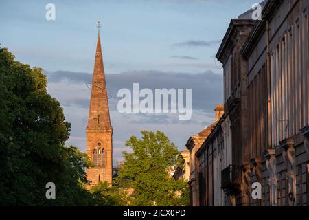 Guglia dell'ex chiesa parrocchiale di KelvInside, ora centro culturale Oran Mor. Sulla destra, le proprietà terrazza nel West End della città. Fotografato a. Foto Stock