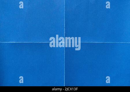 Sfondo di carta blu con pieghe che separano la carta in quattro parti Foto Stock
