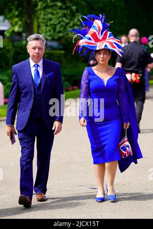 Un pilota indossa un fascinator Union Jack durante il terzo giorno dell'Ascot reale all'ippodromo di Ascot. Data foto: Giovedì 16 giugno 2022. Foto Stock