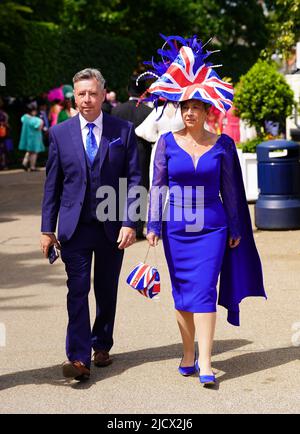 Un pilota indossa un fascinator Union Jack durante il terzo giorno dell'Ascot reale all'ippodromo di Ascot. Data foto: Giovedì 16 giugno 2022. Foto Stock