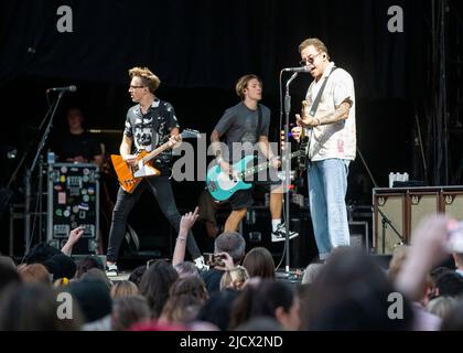 Londra, Regno Unito, mercoledì 15th giugno 2022 Tom Fletcher, Dougie Pointer e Danny Jones di McFly si esibiscono sul palco in diretta come parte dell'Hampton Court Palace Festival, Hampton Court, East Molesey. Credit: DavidJensen / Empowics Entertainment / Alamy Live News Foto Stock