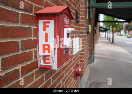 Salem, ma USA - 12 giugno 2022 - un vecchio allarme antincendio pull-down nella storia Foto Stock