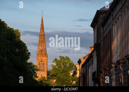 Guglia dell'ex chiesa parrocchiale di KelvInside, ora centro culturale Oran Mor. Sulla destra, le proprietà terrazza nel West End della città. Fotografato a. Foto Stock