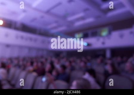 Sala eventi con sedie su sfondo sfocato. Il pubblico di una sala concerti di musica o di una sala conferenze per seminari nel settore educativo e creativo. Foto di alta qualità Foto Stock