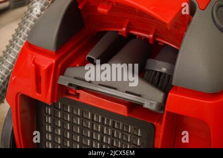 Vista ravvicinata del vano degli utensili a lancia dell'aspirapolvere Foto Stock