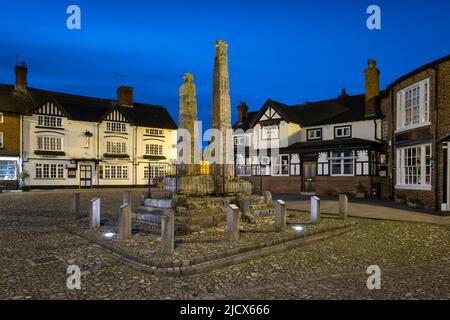 Antiche croci sassone nel mercato di notte, Sandbach, Cheshire, Inghilterra, Regno Unito, Europa Foto Stock