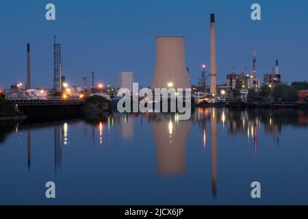 La raffineria di Stanlow Oil si riflette nel canale della nave di Manchester di notte, vicino al porto di Ellesmere, Cheshire, Inghilterra, Regno Unito, Europa Foto Stock