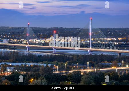 Il Mersey Gateway Bridge di notte sull'estuario del Mersey, vicino a Runcorn, Cheshire e Merseyside Border, Inghilterra, Regno Unito, Europa Foto Stock