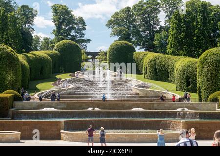 La grande cascata o acqua caratteristica con fontane in Alnwick Gardens, Northumberland, Inghilterra, Regno Unito Foto Stock