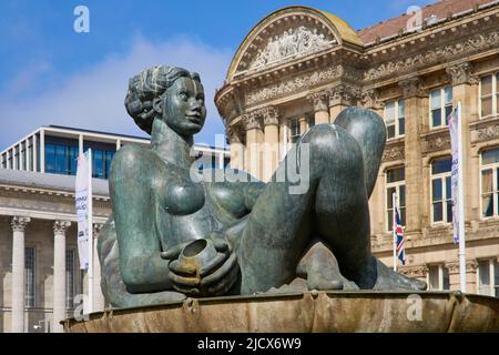 Floozie nella fontana Jacuzzi di fronte alla Council House, Victoria Square, Birmingham, West Midlands, Inghilterra, Regno Unito, Europa Foto Stock