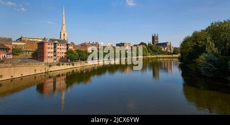 Vista del fiume Severn, della chiesa di St. Andrews e della cattedrale di Worcester, Worcester, Worcestershire, Inghilterra, Regno Unito, Europa Foto Stock