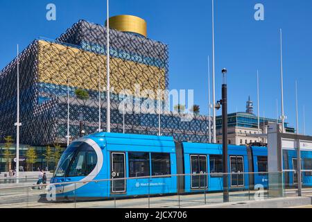 Tram di fronte alla Biblioteca, Centenary Square, Birmingham, West Midlands, Inghilterra, Regno Unito, Europa Foto Stock