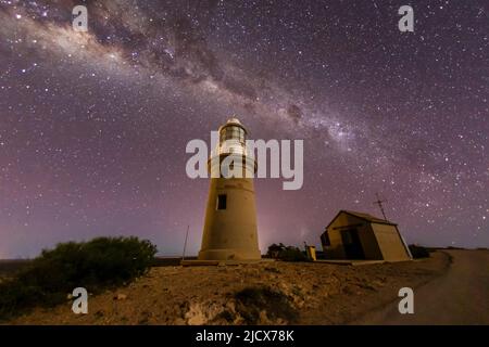 La Via Lattea di notte al faro di Vlamingh Head, Exmouth, Australia Occidentale, Australia, Pacifico Foto Stock