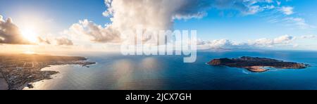 Vista aerea della città costiera di Corralejo e Isla De Lobos al tramonto, Oceano Atlantico, Fuerteventura, Isole Canarie, Spagna, Atlantico, Europa Foto Stock