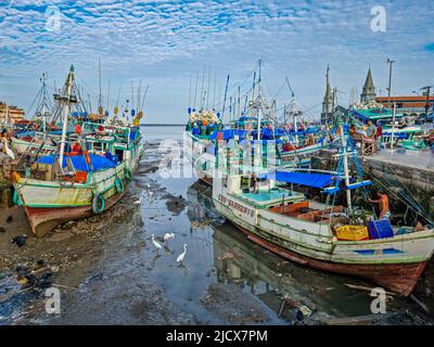 Barche da pesca nella zona di mercato di Belem, Brasile, Sud America Foto Stock