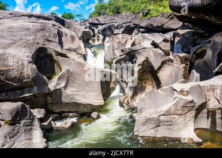 Affioramenti di pietra che formano formazioni rocciose, vale da Lua, Parco Nazionale di Chapada dos Veadeiros, Sito Patrimonio Mondiale dell'UNESCO, Goias, Brasile, Sud America Foto Stock