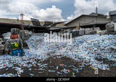 Bang Phli, Samut Prakan, Tailandia. 16th giugno 2022. Un grande mucchio di bottiglie d'acqua di plastica monouso non selezionate è visibile a Bang Phli. Nel 2020, la Thailandia ha classificato 10th tra i maggiori contribuenti mondiali di rifiuti di plastica scaricati nell'oceano- un problema da quando esacerbato dalla pandemia COVID-19. Matt Hunt / Neato. Foto Stock