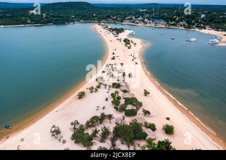 Lunga spiaggia di sabbia ad Alter do Chao lungo il Rio delle Amazzoni, Para, Brasile, Sud America Foto Stock