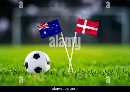 Ottobre 2022: Australia vs Danimarca, Stadio al Janoub, carta da parati partita di calcio, bandiere nazionali fatte a mano e palla di calcio su erba verde. Calcio sta Foto Stock