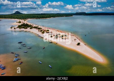 Lunga spiaggia di sabbia ad Alter do Chao lungo il Rio delle Amazzoni, Para, Brasile, Sud America Foto Stock