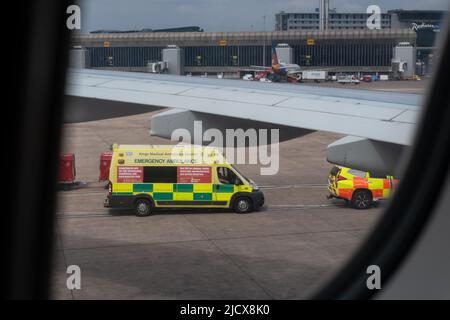 Ambulanza privata di rimpatrio medico in attesa sulla pista accanto all'aereo per raccogliere il passeggero malato - Manchester Airport, Inghilterra, Regno Unito Foto Stock