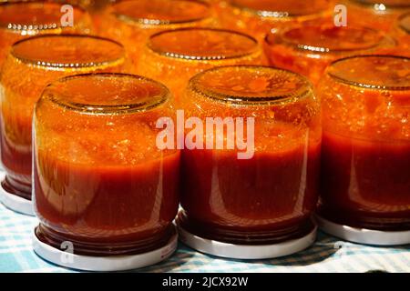 Salsa di pomodoro fatta in casa nei vasetti preparazione tradizionale per i mesi invernali Foto Stock