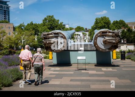 Una coppia anziana cammina di mano nella parte anteriore del Museo della Guerra Imperiale (IWM) a Londra. Foto Stock