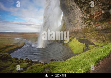 Cascate di Seljalandsfoss, vicino a Vik, sulla costa meridionale dell'Islanda, regioni polari Foto Stock