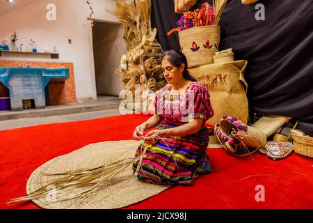 Gli artigiani K'iche mostrano i loro bei cappelli di paglia intessuti, Guatemala, America Centrale Foto Stock